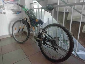 korytarz komendy, zabezpieczony rower