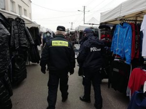 Policjant i strażnik miejski na targowisku