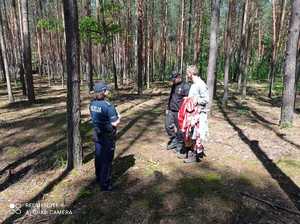 Policjantka i uczestnicy obozu w lesie
