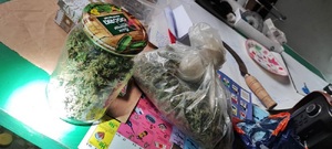 Słoik i torebka foliowa wypełnione suszem roślinnym