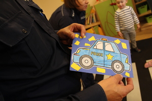laurka z narysowanym radiowozem, którą otrzymali policjanci od przedszkolaków