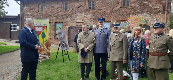 zastępca komendanta Policji w Skierniewicach, członkowie rodziny i goście uczestniczący w sadzeniu Dębu Pamięci Feliksa Salamona