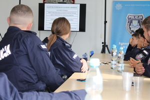 policjanci uczestniczą w szkoleniu z pierwszej pomocy