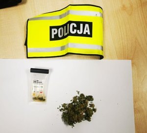 Susz roślinny, tester narkotykowy i opaska z napisem policja.