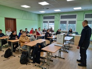 Policjant i dzieci w klasie lekcyjnej