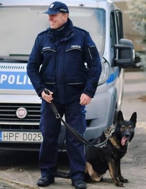 Pies służbowy i policjant