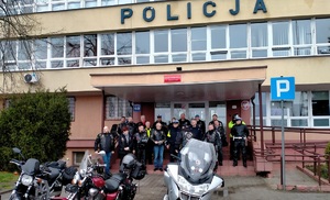 motocykl przed komendą w Skierniewicach.