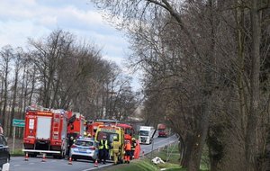 Radiowóz i wóz strażacki na drodze podczas pomocy w wypadku drogowym