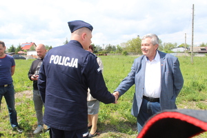 po lewej stronie Komendant Miejski Policji w Skierniewicach - podje dłoń z Wójtem Miasta i Gminy Bolimów ( po prawej w szarej marynarce)