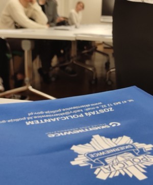 niebieska torba z danymi kontaktowymi dla kandydatów do służby
