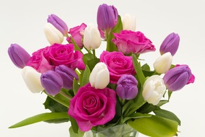bukiet kwiatów, darmowa grafika, kwiaty fioletowe, różowe i  białe, na białym tle.