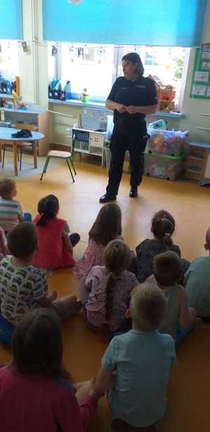 Policjantka i przedszkolaki w sali