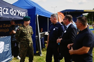 Komendant i Prezydent rozmawiają z żołnierzem.