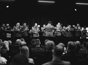 muzycy Nieetatowej Orkiestry Komendy Wojewódzkiej Policji w trakcie koncertowania.