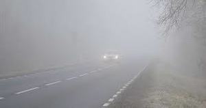 Pojazd jadący ulicą podczas mgły