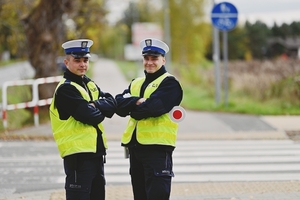 Dwóch policjantów w mundurach na ulicy.