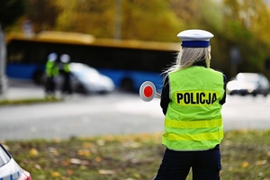 Policjantka w mundurze nadzorująca płynność ruchu drogowego.