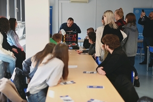 Studenci podczas spotkania z technikiem kryminalistycznym.