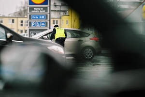 Policjant udzielający informacji w związku z utrudnieniami na skrzyżowaniu.