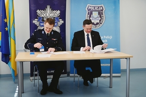 Prezydent Miasta wraz z Zastępcą Komendanta Miejskiego Policji podpisujący porozumienie.