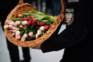 Kwiaty wręczane przez Prezydenta Miasta Skierniewice.