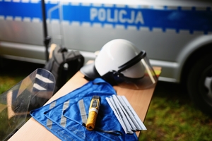 Stanowisko policjantów pod namiotem, wystawiony sprzęt policyjny w tym urządzenie do badania trzeźwości.