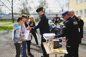 Komendant Miejski Policji w Skierniewicach wręczający nagrody.