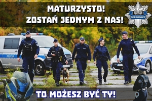 Grupa policjantów przy radiowozach.