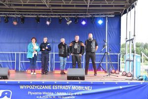 Komendant, Prezydent oraz inni uczestnicy na scenie witają gości