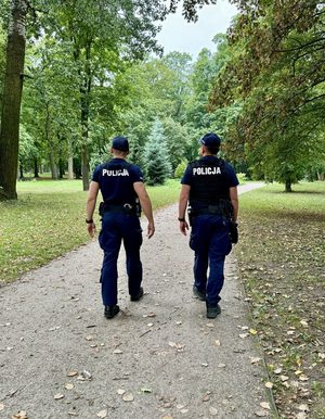 Policjanci kontrolujący park miejski.