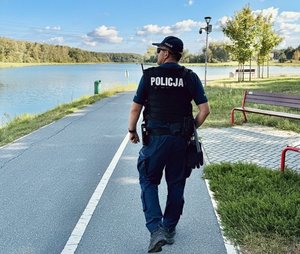 Policjant w patrolu pieszym kontrolujący rejon akwenu na terenie Skierniewic.