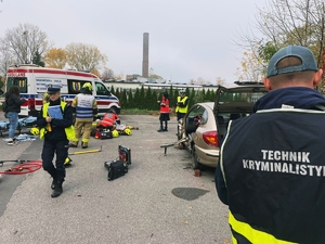 Policjanci wraz z innymi służbami podczas czynności służbowych wykonywanych na miejscu zdarzenia.