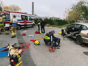 Technik kryminalistycznzy zabezpieczający ślady na miejscu zdarzenia wypadku drogowego.