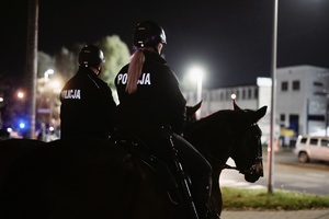 Patrol konny patrolujący ulice miasta.