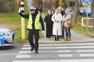 Policjant kierujący ruchem.