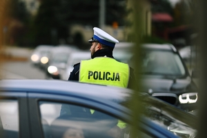 Policjant kierujący ruchem.