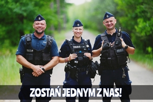 Trójka policjantów stojących obok siebie w lesie, na zdjęciu napis &quot;zostań jednym z nas&quot;.