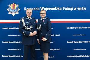 Wyróżniona policjanta z Komendantem Miejskim Policji w Skierniewicach.