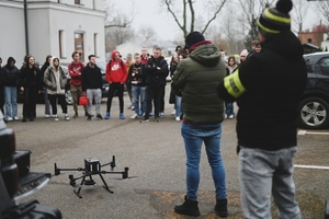 Policjanci kryminalni ze studentami.