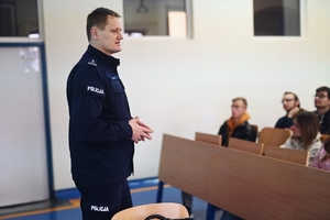 Zastępca Komendanta Miejskiego Policji w Skierniewicach w prelekcji dla studentów.