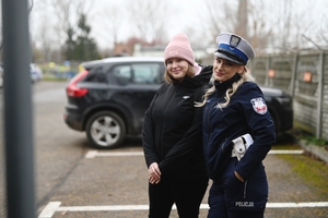 Policjantka ruchu drogowego ze studentką.