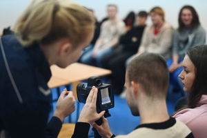 Policjantka ruchu drogowego pokazująca sprzęt d mierzenia rędkości.