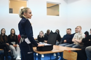 Zajęcia ze studentami prowadzone przez policjantkę z ruchu drogowego.