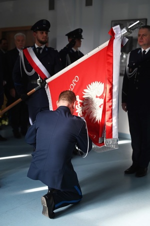 Komendant nadkom. Krzysztof Kuligowski witający się ze sztandarem.