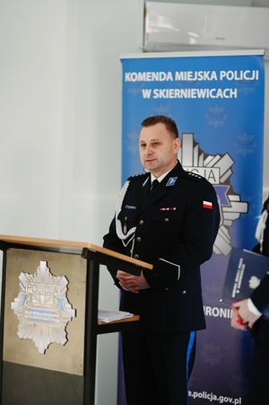 Komendant Miejski Policji w Skierniewicach nadkom. Krzysztof Kuligowski podczas przemówienia.