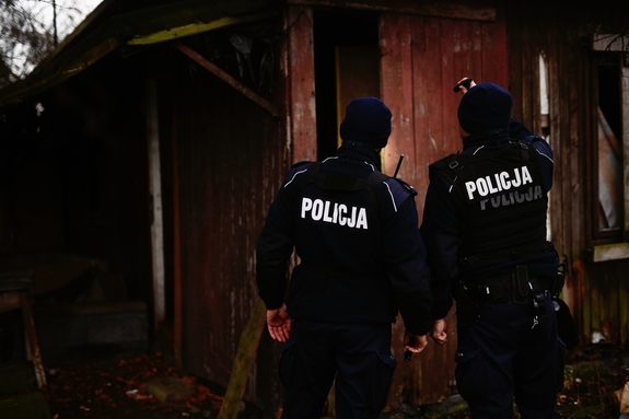 Policjanci sprawdzający pustostan.