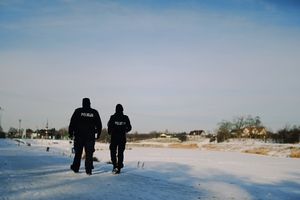 Policjanci patrolujący rejon zalewu zadębia w patrolu pieszym.