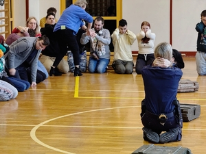 Policjantka pokazująca postawę obronną przed psem.