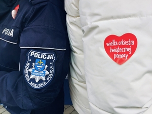 Logo Komendy Miejskiej Policji w Skierniewicach a obok serduszko Wielkiej Orkiestry Świątecznej Pomocy.