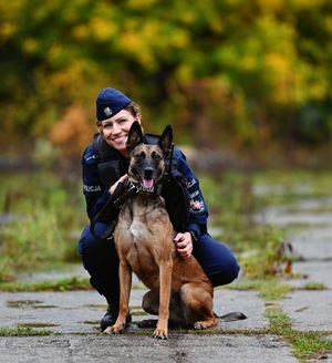 Policjantka z psem służbowym.